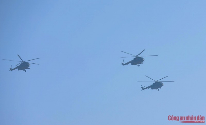 Lực lượng trực thăng thuộc Trung đoàn Không quân 916, Sư đoàn Không quân 371, Quân chủng Phòng không - Không quân (Bộ Quốc phòng) bay biên đội trên khu vực diễn ra buổi lễ.