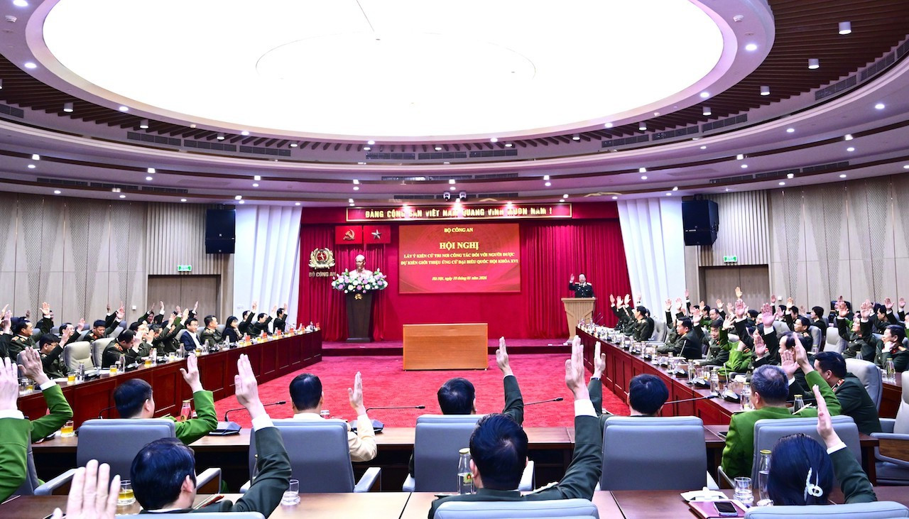 Giới thiệu Bộ trưởng Lương Tam Quang, Thứ trưởng Lê Quốc Hùng và 2 đồng chí ứng cử đại biểu Quốc hội khoá XVI -1