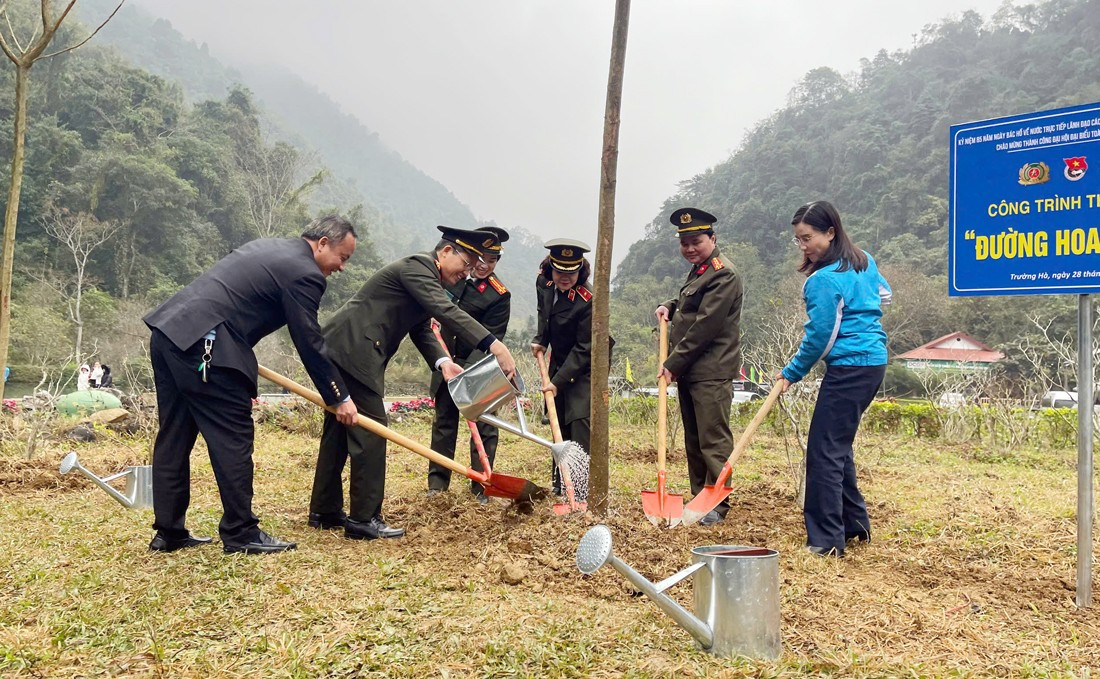 “Theo dấu chân Người” - ôn lại dấu mốc lịch sử thiêng liêng của dân tộc -0
