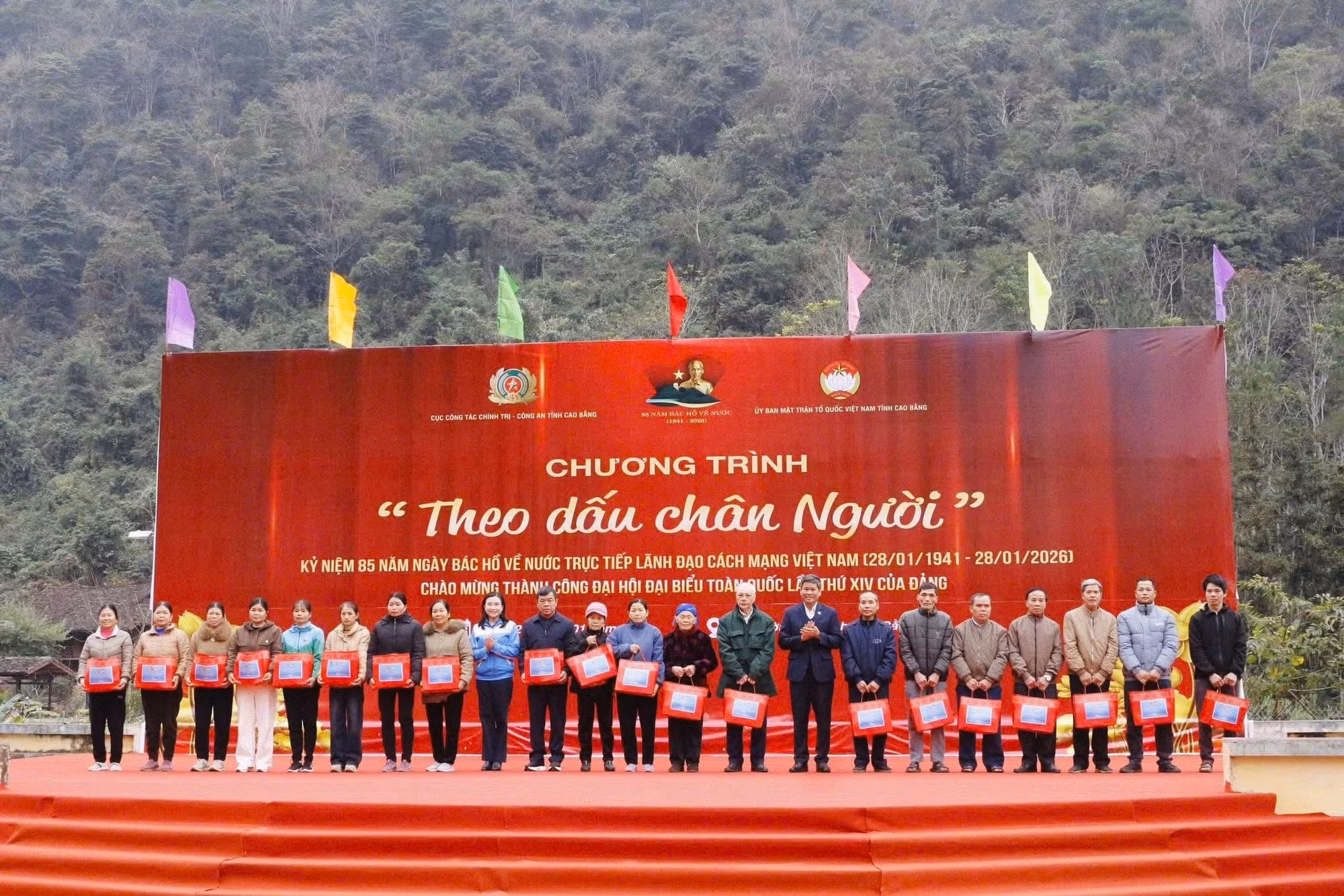 “Theo dấu chân Người” - ôn lại dấu mốc lịch sử thiêng liêng của dân tộc -0