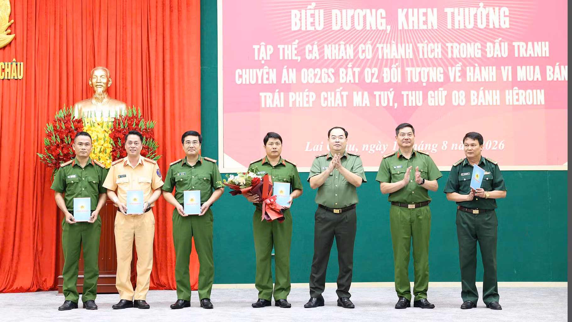 thieu-tuong-bui-quyet-toan-giam-doc-cong-an-tinh-tang-hoa-chuc-mung-cac-luc-luong-tham-gia-dau-tranh-pha-an.jpg