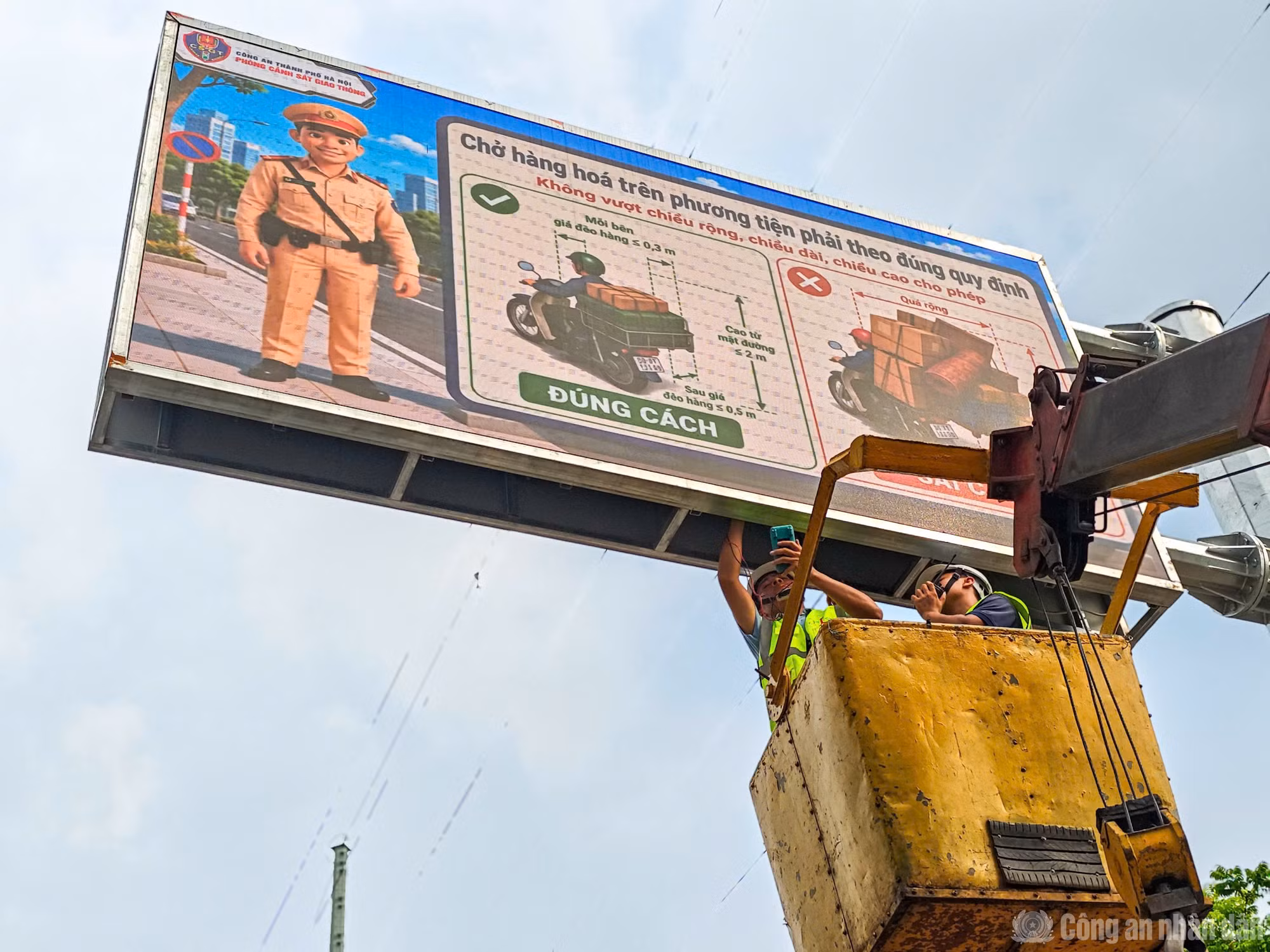 Với kích thước 4 x 2 m, được lắp đặt trên các giá long môn tại vị trí thuận lợi, các màn hình bảo đảm người điều khiển phương tiện dễ dàng quan sát từ khoảng cách phù hợp mà không ảnh hưởng đến tầm nhìn khi lưu thông.