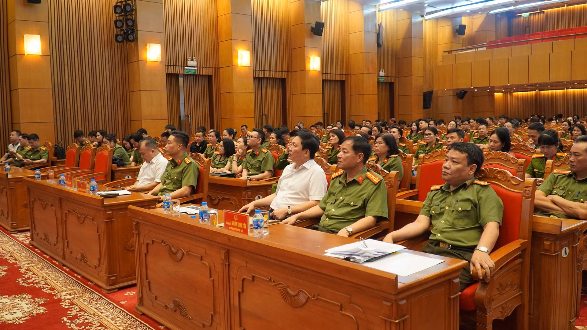 Lễ bốc thăm vị trí căn hộ tại dự án nhà ở cho CBCS CAND ở phường Khương Đình, TP Hà Nội (ngày 16/5/2026) được tổ chức trang trọng, công khai, minh bạch dưới sự chứng kiến của các đơn vị chức năng và CBCS trong diện bốc thăm.