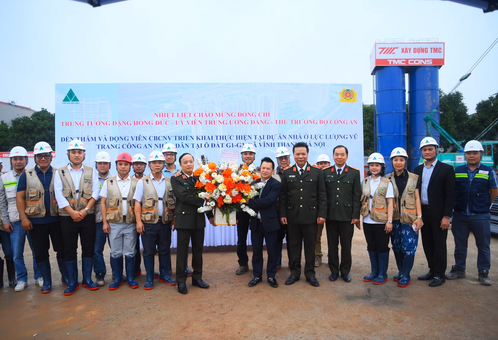 bai-3-chuc-mung-nam-moi-tang-qua-vinh-thanh.jpg