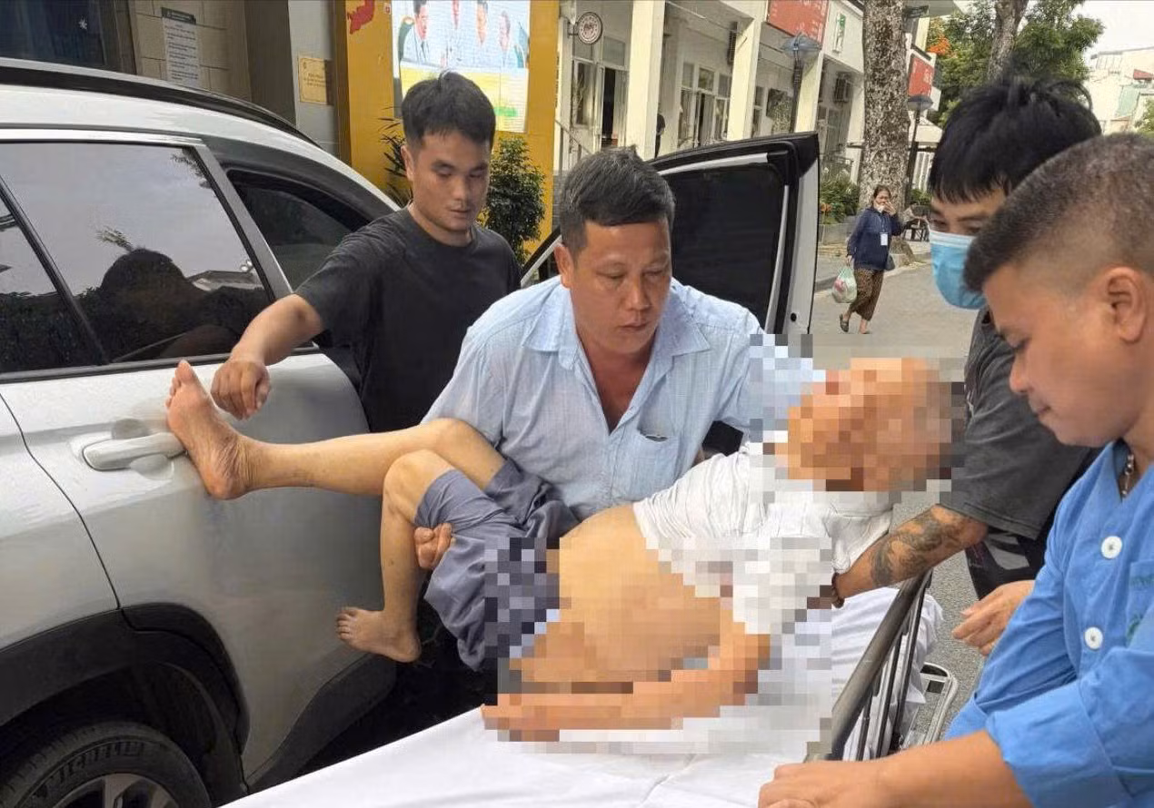 Cụ ông được các bác sĩ kịp thời cấp cứu.