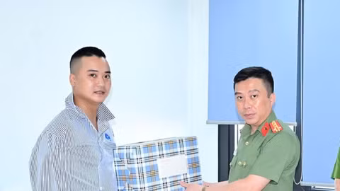 Khen thưởng cán bộ Công an dũng cảm khi trấn áp đối tượng côn đồ