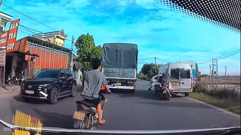 Tông vào xe khách đỗ ven Quốc lộ, đôi nam nữ tử vong tại chỗ