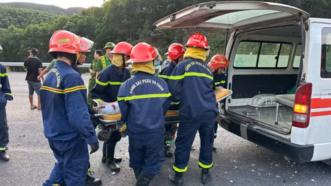 Nghẹt thở giải cứu tài xế mắc kẹt trong xe tải lật trên cao tốc
