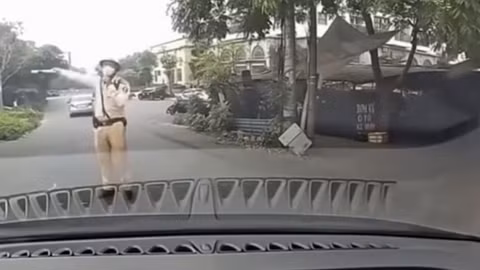CSGT làm việc với người tự xưng thầy dạy lái xe với câu hỏi: “Em biết anh không?”