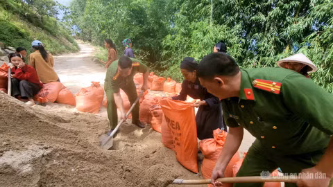Công an xã Bản Máy cùng người dân xóa mái nhà dột nát