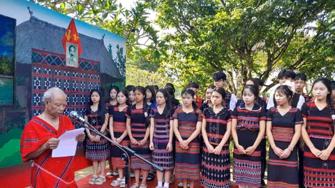 Đồng bào các dân tộc vùng cao ở Huế tự hào mang họ Bác Hồ