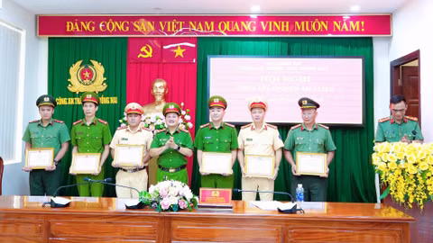Khen thưởng các tập thể, cá nhân phá chuyên án mua bán dữ liệu cá nhân 