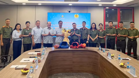 Bàn giao dụng cụ tập luyện cho Câu lạc bộ Võ thuật ứng dụng CAND