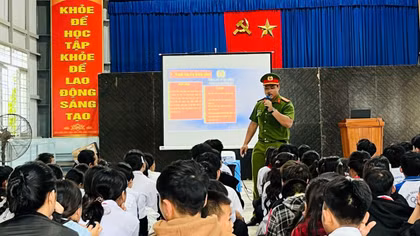 Bám dân, giữ an ninh, trật tự vùng trung tâm “Cao sơn ngọc quế”