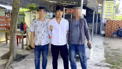 Dùng súng đe dọa người truy đuổi sau khi chiếm đoạt 500 nghìn đồng