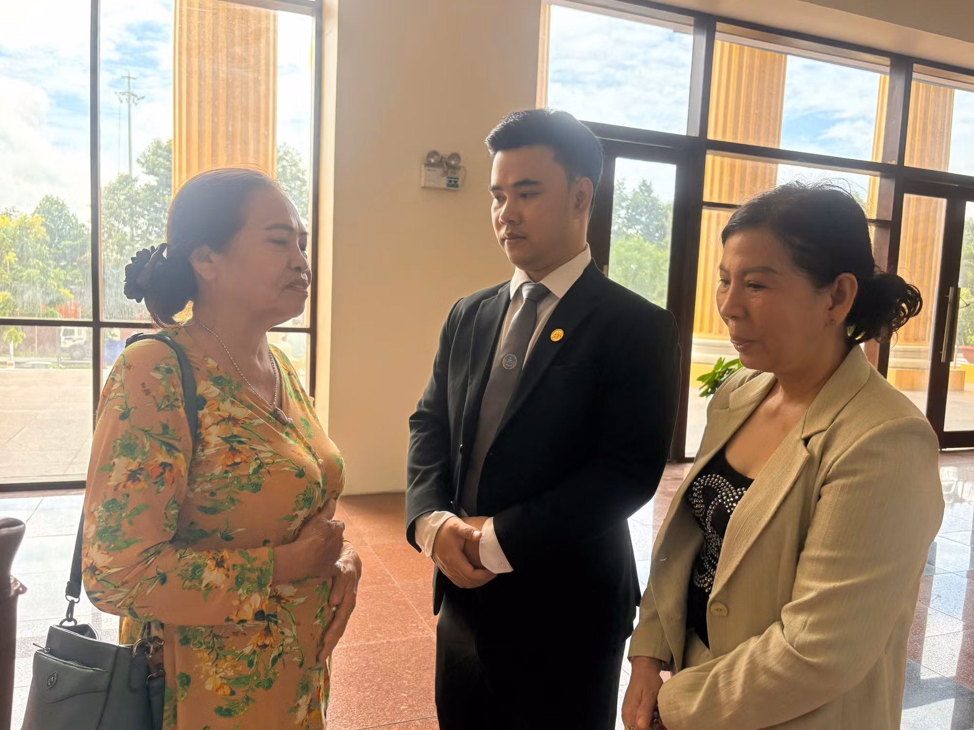 Mẹ cố diễn viên Đức Tiến (bên trái) và luật sư trao đổi trước khi phiên tòa diễn ra.