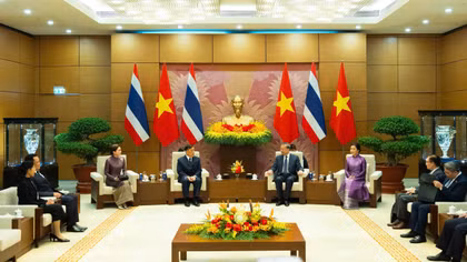 Ngay sau lễ đón, hai nhà lãnh đạo dẫn đầu đoàn đại biểu cấp cao hai nước tiến hành hội đàm.