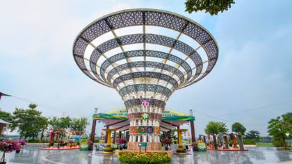 Hội chợ OCOP nổi bật giữa quảng trường Công viên Thiên văn học.