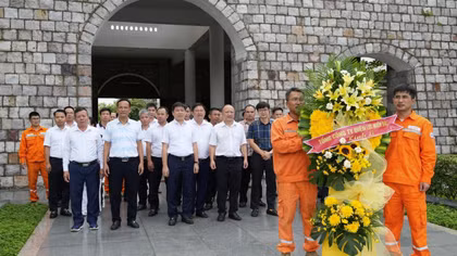Ông Vũ Anh Phương – Phó Tổng Giám đốc EVNNPC cùng đoàn công tác dâng hương tưởng niệm các Anh hùng liệt sĩ tại Nghĩa trang Liệt sĩ A1, tỉnh Điện Biên