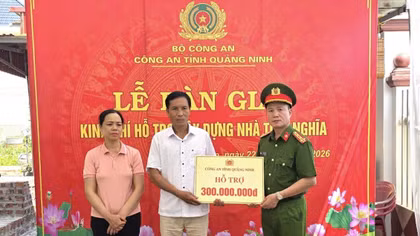 Trao tặng kinh phí hỗ trợ xây dựng nhà tình nghĩa cho gia đình liệt sĩ Nguyễn Đăng Khải
