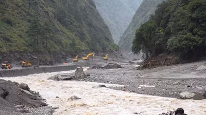 Tràn hồ chắn dòng ở biên giới Nepal và Trung Quốc 