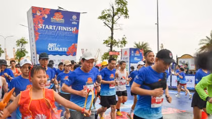 Các VĐV hào hứng vào cuộc đua.