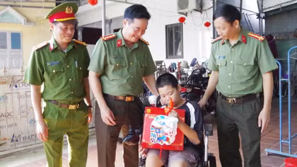 Mang “Trung thu yêu thương” đến với con cán bộ chiến sĩ có hoàn cảnh đặc biệt