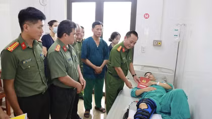 Thăm hỏi Thượng úy Công an phường bị thương khi khống chế kẻ côn đồ