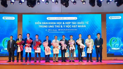 Đại diện Bệnh viện Đa khoa Phương Đông và Tập đoàn Y tế Fosun Health Thượng Hải thực hiện ký kết hợp tác nhằm mang đến cơ hội mới cho bệnh nhân ung thư tại Việt Nam.