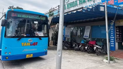 Nhiều hành khách đi xe buýt thoát nạn trong gang tấc nhờ được hỗ trợ cấp cứu kịp thời