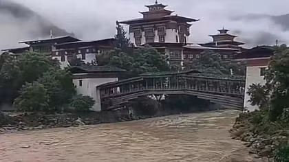 Vỡ hồ băng ở Bhutan, lũ quét cuồn cuộn cuốn trôi nhiều công trình