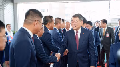 Thủ tướng Chính phủ Lê Minh Hưng gặp cán bộ, nhân viên Unitel tại buổi thăm và làm việc tại Lào 9/10.