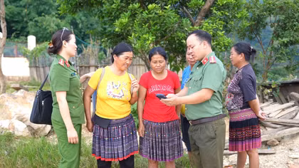 Công an cơ sở mang tiện ích số đến với người dân