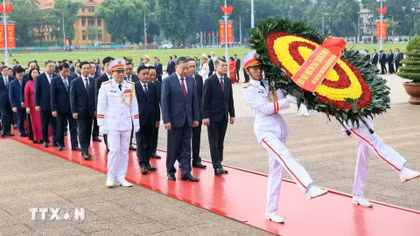 Ban Chấp hành Trung ương Đảng vào Lăng viếng Chủ tịch Hồ Chí Minh
