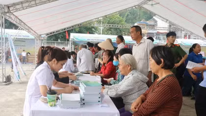 Điện Biên: “Phiên chợ 0 đồng – Ấm tình biên cương” gắn kết tình quân dân