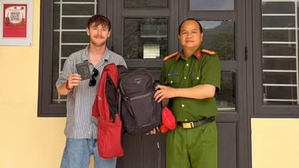 Du khách Anh viết thư cảm ơn sau khi được chiếc ba lô thất lạc
