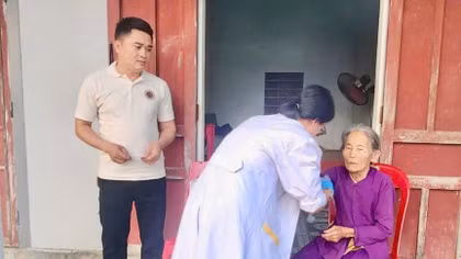 Những bà mẹ chờ bên dòng sông cũ