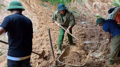 Điện Biên: Công an xã hỗ trợ người dân ứng phó mưa lũ, sạt lở đất