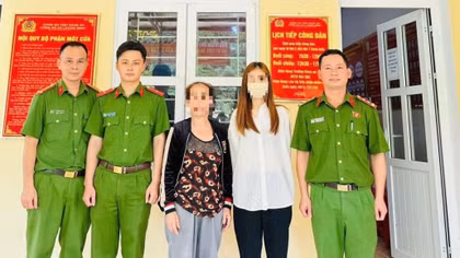 Công an xã hỗ trợ cô gái bị lừa sang nước ngoài trở về với gia đình