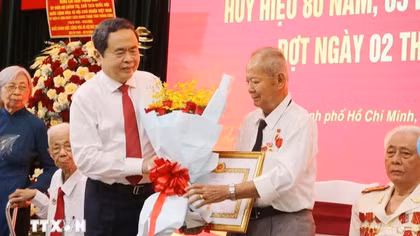 Chủ tịch Quốc hội trao Huy hiệu Đảng tặng các đồng chí lão thành cách mạng