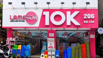 Đồ đồng giá và vòng xoáy tiêu dùng cảm xúc của giới trẻ