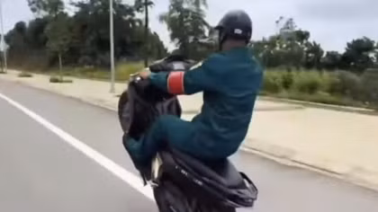 Tịch thu mô tô của thanh niên tái phạm chạy xe bằng… một bánh