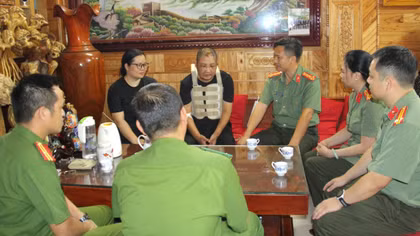 Lào Cai: Thăm hỏi, động viên cán bộ Công an xã bị đa chấn thương khi làm nhiệm vụ