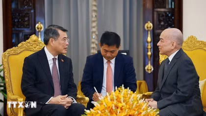Thủ tướng Lê Minh Hưng chào Quốc vương Norodom Sihamoni và Hoàng Thái hậu Norodom Monineath Sihanouk