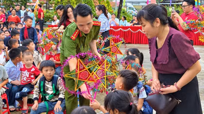 Công an xã Bản Lầu mang trung thu ấm áp đến với trẻ em nơi biên giới