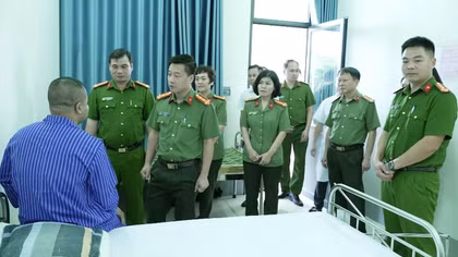Thăm hỏi, động viên chiến sĩ bị thương trong khi truy bắt tội phạm ma tuý