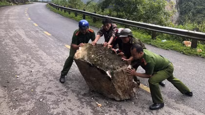 Công an xã Lũng Nặm kịp thời xử lý đá lở từ taluy dương sạt xuống đường