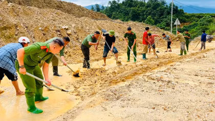 Công an xã Phình Hồ chung tay khắc phục hậu quả sau mưa lớn