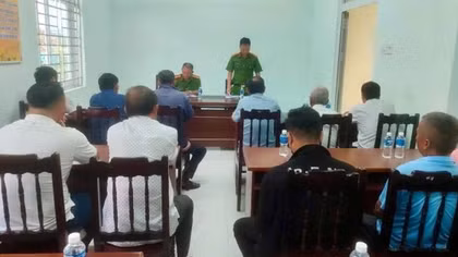Quang cảnh buổi sinh hoạt theo mô hình “Trạm hy vọng” hỗ trợ người sau cai nghiện, chấp hành xong án phạt tù do Công an xã Thuận Nam tổ chức.