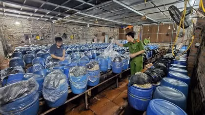 Khởi tố 3 nhà sản xuất dùng "nước kẹo" để "ủ" 1000 tấn giá đỗ